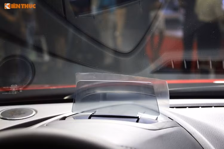 Ngoài tính năng Mazda Connect trên CX-3 đi kèm kết nối Bluetooth, USB, jack 3.5mm và kết nối camera lùi... xe còn có một số tùy chọn khá thú vị như màn hình hiển thị dạng HUD trong suốt trên bảng táp-lô, đối diện với người lái. Các hệ thống hỗ trợ người lái cũng được chú trọng với cảnh báo điểm mù, cảnh báo xe vượt, phanh tự động ở tốc độ thấp.