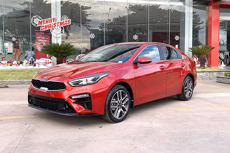 Sau 1 tháng rời xa Top 10 xe bán chạy nhất Việt Nam, Kia Cerato đã quay trở lại ấn tượng với doanh số dẫn đầu phân khúc xe hạng C. Cụ thể, các đại lý đã giao Kia Cerato 1.046 chiếc đến tay khách hàng Việt trong tháng 6 và tính chung từ đầu năm có 3.551 chiếc xuất xưởng. Được biết, Thaco đang phân phối Kia Cerato với 4 phiên bản trang bị khác nhau cùng mức giá từ 559 - 675 triệu đồng.