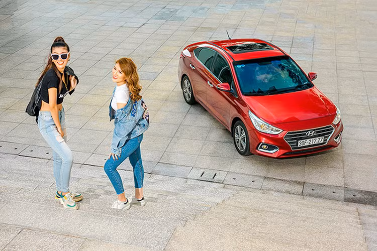 Hyundai Accent vẫn luôn là đối thủ bám sát ở phân khúc sedan hạng B, tính doanh số chung toàn thị trường trong nước, chiếc xe do TC Motor phân phối cũng luôn lọt Top bán chạy. Trong tháng 6 vừa qua, Accent đã bán ra 1.163 chiếc và cộng dồn từ đầu năm có 7.349 xe rời đại lý chính hãng. Đơn vị phân phối không dành nhiều chương trình ưu đãi cho xe khiên Accent luôn có giá bán niêm yết từ 426,1 - 547,1 triệu đồng.