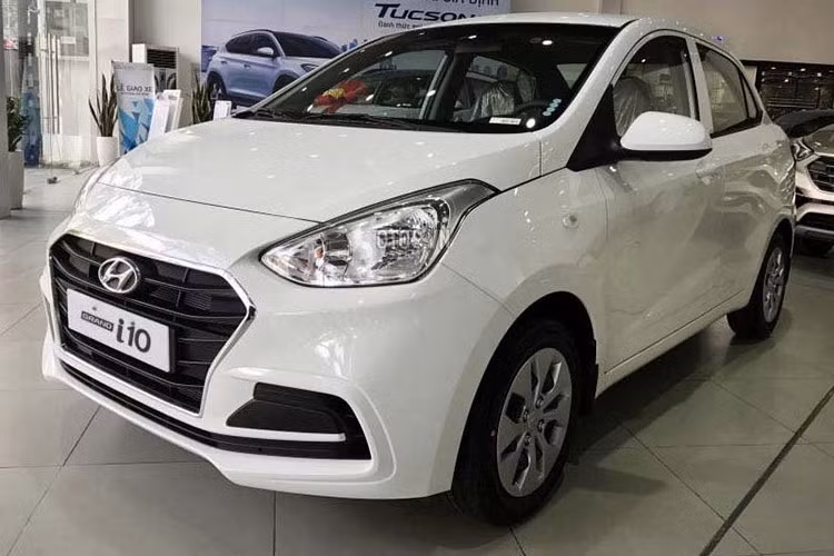 Đã đi vào chu kỳ cuối cùng của vòng đời, Hyundai Grand i10 đã không còn là hiện tượng bán chạy như thời gian cách đây 2-3 năm. Tuy nhiên, đây vẫn là chiếc xe hạng A bán chạy nhất tại Việt Nam. Trong tháng 6 vừa qua, TC Motor ghi nhận có 1.022 xe bán ra trên toàn quốc và 6 tháng đầu năm doanh số trên đạt 6.414 chiếc. Tổng doanh số trên của Hyundai Grand i10 vẫn khiến nhiều đối thủ trong phân khúc ước ao.