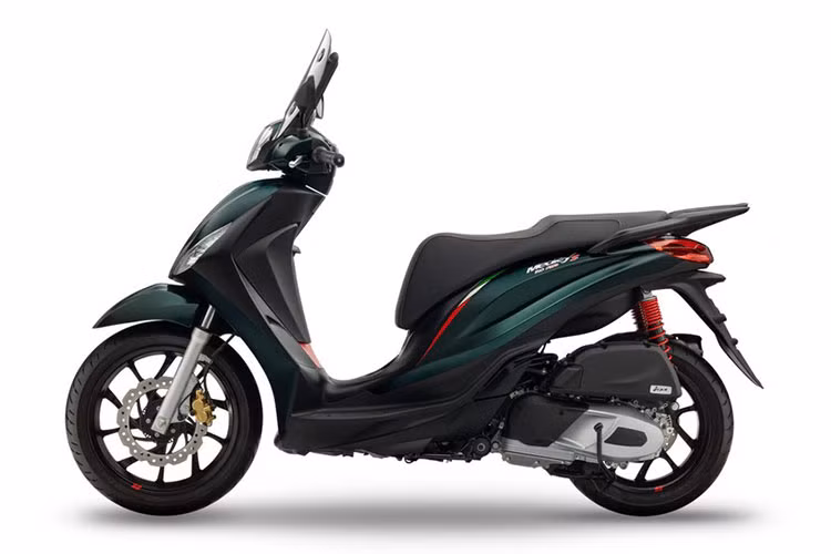 Cụ thể, phiên bản đặc biệt mới sẽ sở hữu màu sơn Green Bosco đẹp mắt, nổi bật trên đó là chi tiết điểm nhấn màu đỏ ở viền lưới tản nhiệt trước, lò xo giảm xóc sau, tem vành xe và tem xe màu cờ ý chạy dọc thân xe. Ngoài ra, kẹp phanh trên Piaggio Medley S 150 đặc biệt cũng được sơn màu vàng nổi bật trên nền màu đen nhám của bộ mâm 5 chấu.