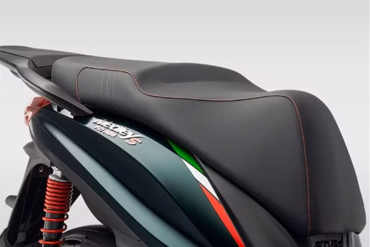 Về tiện ích, cốp xe dưới yên Piaggio Medley S 150 Đặc biệt có dung tích 36 lít và ngăn chứa đồ phía trước được tích hợp cổng sạc USB, giúp người dùng có thể sạc các thiết bị di động.