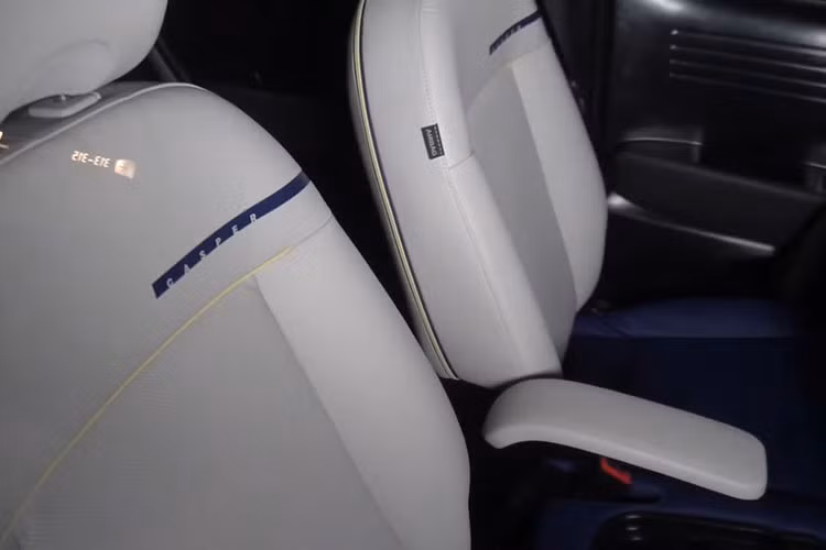 Hyundai Casper 2022 mới vẫn được bảo mật nội thất khá kỹ càng khi táp-lô xe đã được che kín. Khi nhìn qua ô cửa kính, phần ghế xe đã lộ diện hoàn toàn với chất liệu da tông màu trắng.