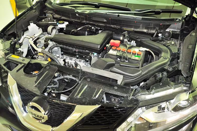 Tại thị trường Việt Nam, Nissan X-Trail 2016 phiên bản hoàn toàn mới sẽ sở hữu 3 phiên bản: Nissan X-trail 2.5L CVT 4WD high, Nissan X-Trail 2.0L CVT 2WD High và Nissan X-Trail 2.0L CVT 2WD Mid. Động cơ 2.5 thế hệ mới nhất tiết kiệm nhiên liệu ở mức 7,06 Lít/100 km theo tiêu chuẩn đường hỗn hợp (theo công bố của nhà sản xuất).