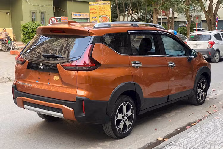 Theo thông tin từ người rao bán, chiếc Xpander Cross này là xe “một chủ từ đầu”, toàn bộ dàn lốp vẫn còn nguyên bản theo xe – một chi tiết cho thấy chủ cũ sử dụng xe cẩn thận và không có dấu hiệu thay đổi kết cấu hay can thiệp kỹ thuật lớn.