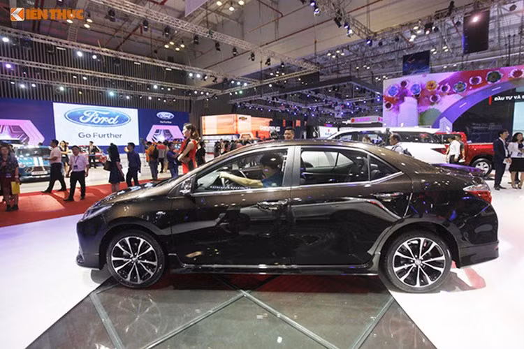 Mặc dù mới ra mắt bản nâng cấp, tuy nhiên Corolla Altis 2017 tại Việt Nam không có sự thay đổi lớn nào, ngoại trừ những bộ mâm đúc với thiết kế mới. Ở phía sau, Toyota đã giữ nguyên thiết kế đèn hậu cho chiếc xe, nhưng thiết kế lại chóa bên trong với đèn LED dải sắc sảo hơn cùng cản sau chỉnh sửa nhẹ.