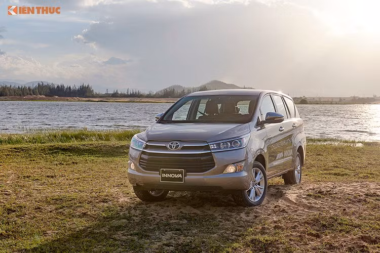 Đứng thứ 2 trong đợt giảm giá mạnh của Toyota lần này là mẫu xe 7 chỗ Innova. Mức giảm cho xe từ 42 đến 50 triệu đồng. Trong đó, hai phiên bản V và E cùng có mức giảm 50 triệu đồng, Innova G có mức giảm 40 triệu đồng. Đặc biệt đáng chú ý, lần đầu tiên TMV ra mắt thêm phiên bản Innova mới có tên Venturer giá 855 triệu đồng.