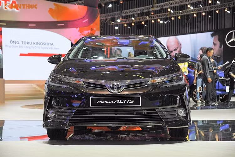 Mẫu xe có mức giảm vừa phải là Toyota Corolla Altis mới, mẫu xe này có mức giảm từ 24 đến 31 triệu đồng. Như vậy, với mức giá mới được áp dụng là 753 triệu đồng, phiên bản 1.8CVT của Altis đã rẻ hơn đối thủ trực tiếp Mazda3 2.0 tại thị trường ôtô Việt (giá 760 triệu đồng). 