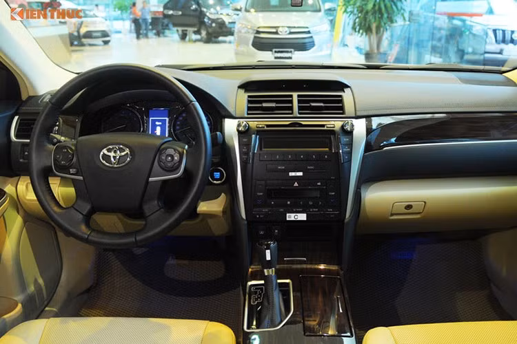 Toyota Camry 2017 chính thức được giới thiệu tại thị trường Việt vào đầu tháng 10/2017 vừa qua. Camry phiên bản cải tiến 2017 vẫn duy trì 3 phiên bản: 2.5Q, 2.5G và 2.0E cùng một số thay đổi về thiết kế nội ngoại thất, cũng như có giá bán "dễ chịu" hơn rất nhiều so với các phiên bản từng được Toyota Việt Nam bán ra trước đây.