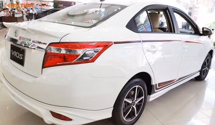 Vios được hãng xe Toyoa trang bị động cơ nạp khí tự nhiên 2NR-FE mới dung tích 1.5l 4 xy lanh thẳng hàng, 16 van DOHC, với hệ thống điều phối van biến thiên thông minh kép Dual VVT-i tối ưu hóa thời điểm đóng mở đồng thời cả van nạp và van xả (thay cho loại van biến thiên VVT-i cho van nạp ở phiên bản cũ).