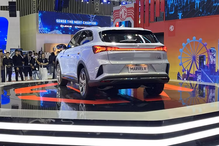 MG Marvel R được trang bị pin 70kWh, hỗ trợ sạc tại nhà 7kW AC đầu sạc loại 2 trong 10,5 giờ và có thể được sạc đầy từ 5% - 80% chỉ trong 43 phút tại trạm sạc nhanh (DC - cổng sạc CCS2). Chiếc xe sở hữu quãng đường di chuyển trên một lần sạc đầy ấn tượng, lên tới 402 km (theo tiêu chuẩn WLTP). 