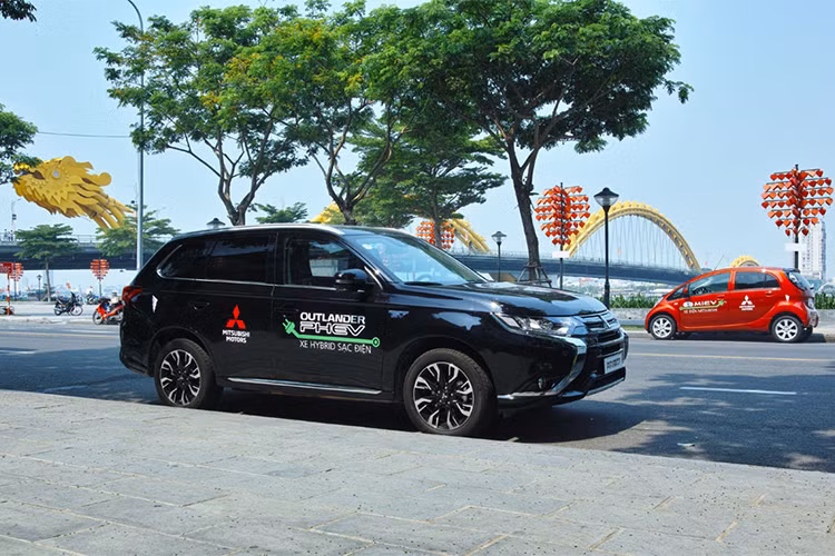 Vào năm ngoái, các trạm sạc điện dành cho ôtô đầu tiên đã chính thức được khánh thành tại TP. Đà Nẵng. Những chiếc xe ôtô Mitsubishi i-MiEV cũng đã bắt đầu được chạy thử từ khi đó cho đến nay và được đánh giá đem lại kết quả tốt, đặc biệt với mội trường.