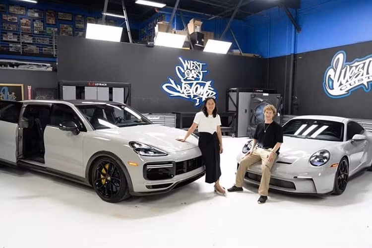 Ý tưởng biến Porsche Cayenne Turbo GT thành xe MPV của ông Mark Zuckerberg đã thành hiện thực. Mới đây, CEO của meta đã khiến cư dân mạng thích thú khi chia sẻ lên mạng xã hội Facebook rằng vợ thích dòng xe MPV nên đã biến điều này thành hiện thực nhưng lại là 1 chiếc SUV tốc độ Porsche Cayenne Turbo GT.