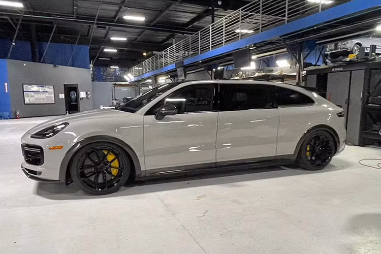 Những hình ảnh nội thất của xe MPV Porsche Cayenne Turbo GT nhà Mark Zuckerberg sau khi độ không được chia sẻ, nhưng sẽ không có gì quá bất ngờ nếu có thêm cặp ghế thương gia cùng nhiều tùy chọn để vợ của CEO Facebook giải trí, nghỉ ngơi ngay trên xe. 