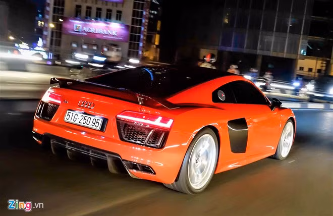 Audi R8 V10 Plus phiên bản 2016 thuộc thế hệ thứ 2 của dòng xe này với ngôn ngữ thiết kế hoàn toàn thay đổi. Những đường nét sắc cạnh thay thế cho kiểu mềm mại trên thế hệ đầu tiên, cùng với đó nó được thêm khá nhiều tiện ích mới...