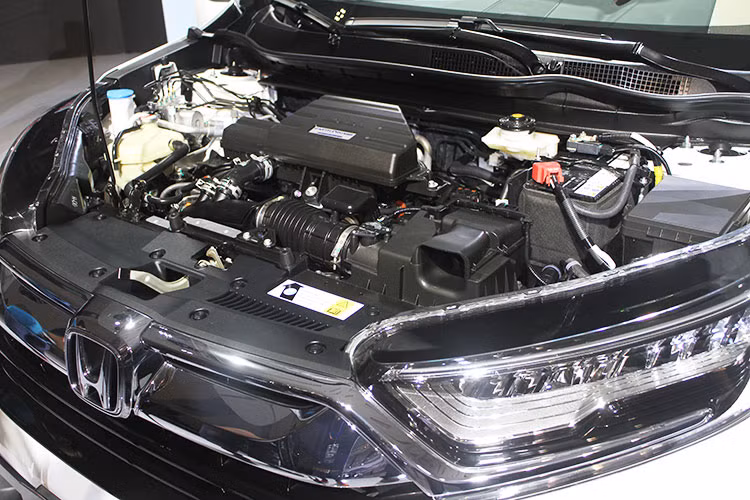 Tại thị trường ôtô Việt Nam, Honda CR-V thế hệ thứ 5 sử dụng động cơ tăng áp VTEC Turbo vận hành mạnh mẽ, vượt trội với công suất cực đại 188hp/5600rpm tương đương với động cơ 2.5L thường nhưng vẫn tiết kiệm nhiên liệu với mức tiêu hao trung bình chỉ 6,9L/100km hiệu quả hơn so với mức 8,4L/100km của động cơ 2.4L trên thế hệ trước.