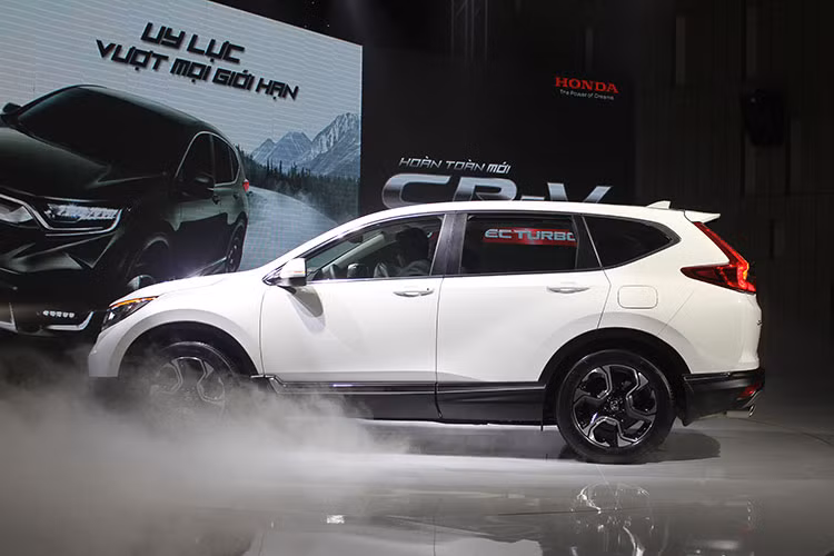 Thế hệ thứ 5 của Honda CR-V từng được giới thiệu tại Thái Lan hồi tháng 3 năm nay với 3 tùy chọn phiên bản gồm L, G và E.. Điểm đáng chú ý là phiên bản thế hệ thứ 5 này sẽ có cấu hình 5+2 chỗ ngồi, điều khiến nhiều người tiêu dùng Việt háo hức chờ đợi hơn so với bản 5 chỗ hiện nay.