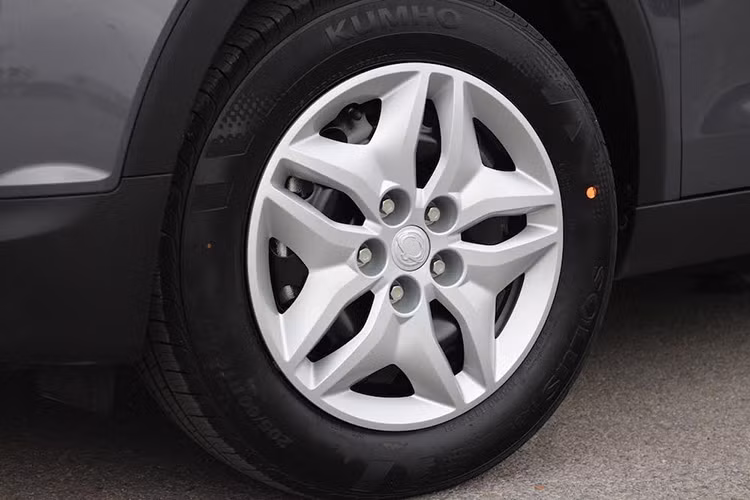 Hãng Ssang Yong motor trang bị cho mẫu xe này loại mâm xe 18" với các nan dạng cánh hoa và lắp lốp 215/45. Phanh xe là loại đĩa trên cả bốn bánh tích hợp tính năng chống bó cứng ABS, hỗ trợ phanh khẩn cấp BA và phân phối lực phanh điện tử EBD. Phiên bản số sàn vẫn tích hợp đèn xi-nhan trên gương xe như bản số tự động.