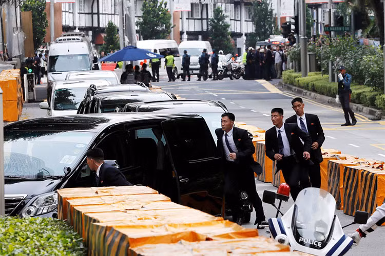 Bên trong, nội thất của chiếc xe Pullman Guard này sang trọng và tiện nghi không thua kém những chiếc Maybach. Các khoang cabin có thể được cá nhân hóa để phù hợp với nhu cầu và thị hiếu của người sử dụng.