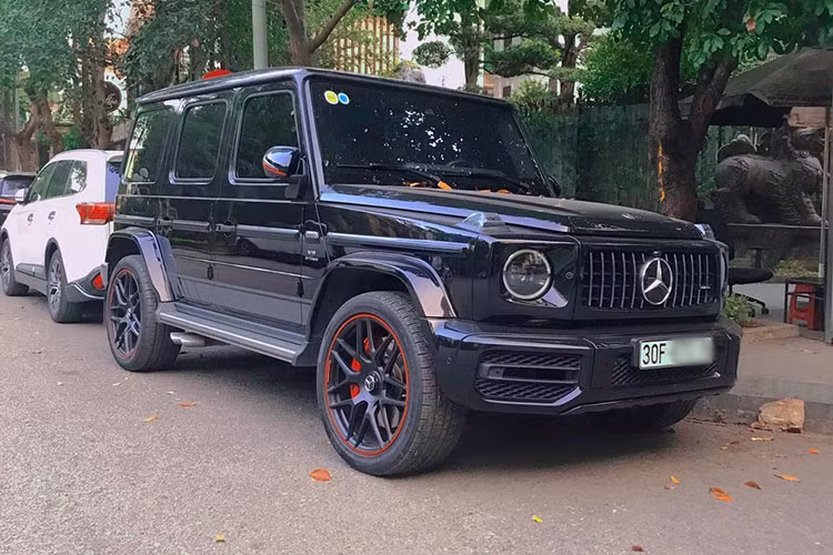 Về tính năng hỗ trợ lái xe an toàn, G63 được trang bị gói Driver Assistance với hệ thống hỗ trợ phanh chủ động, kiểm soát hành trình thích nghi, hỗ trợ giữ làn đường và giám sát điểm mù. Xe còn được trang bị hệ thống Pre-Safe, một hệ thống giám sát áp suất lốp và một bộ sửa lốp Tirefit. 