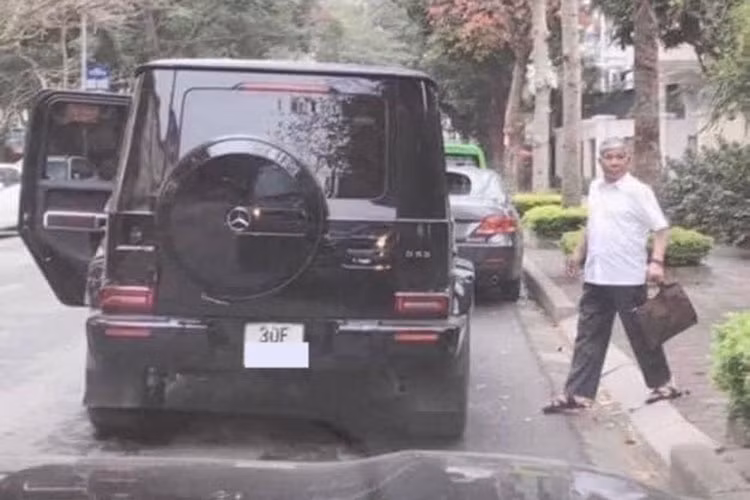Có thể thấy, điểm chung của các đại gia chơi xe đắt tiền tại Việt Nam là ngoài việc trong garage phải có xe Rolls-Royce còn sở hữu Mercedes-AMG G63. Chẳng hạn như Minh Nhựa có 2 chiếc Rolls-Royce là Cullinan và Ghost, Cường Đô la sở hữu Rolls-Royce Wraith Series II, ông Đặng Lê Nguyên Vũ gần 10 xe Rolls-Royce còn ông Lê Thanh Thản có 3 xe Rolls-Royce.