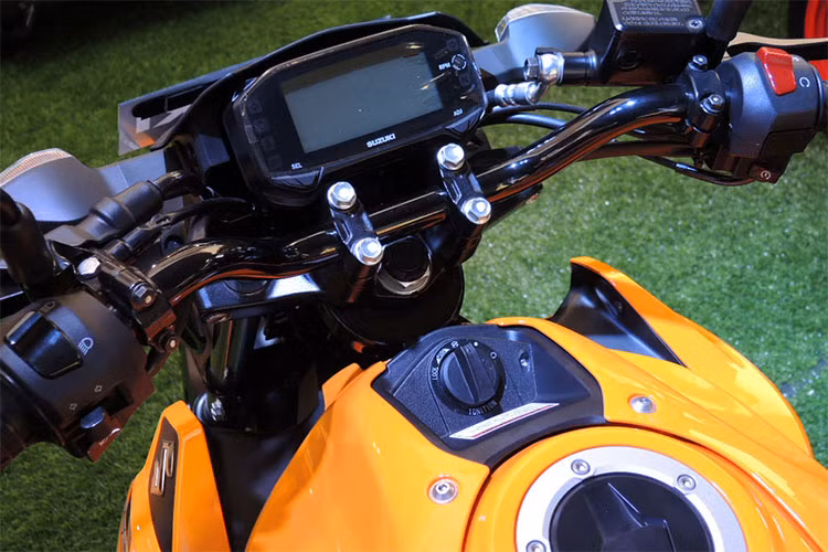 Bảng đồng hồ của Suzuki GSX-S150 là màn hình LCD, hiển thi vận tốc, vòng tua, hành trình, lượng xăng và một số thông tin khác - tuy nhiên đáng chú ý nhất vẫn là hệ thống khoá thông minh mới được tích hợp giúp người sử dụng an toàn hơn và tiện lợi hơn, thay cho ổ khóa từ 2 nấc trước đây.