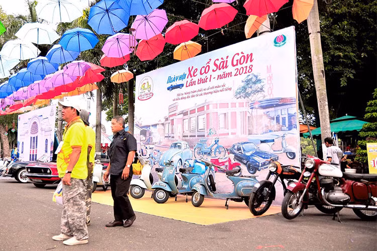 Một khu phố ôtô và xe máy cổ Sài Gòn xưa vừa được tái hiện ngay khu sân khấu Ngôi Sao - khu Bến Thuyền 1 ại Công viên văn hóa Đầm Sen, TP HCM với hàng chục xe hơi cổ lạ, độc đáo được quy tụ về. Tại đây, du khách có thể ngắm xe, chụp ảnh miễn phí với các mẫu xe cổ.