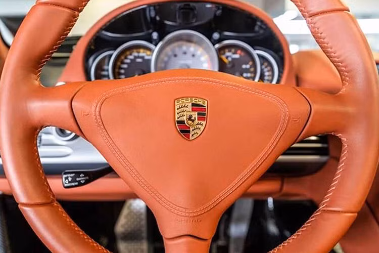 Được biết, mẫu siêu xe Porsche Carrera GT này cũng đã gắn liền với cái chết của nam tài tử nổi tiếng Paul William Walker vào năm 2013 tại Los Angeles. Diễn viên sinh năm 1973 này là người thủ vai Brian O'Conner trong bộ phim ‘’The Fast and the Furious’’ đình đám.