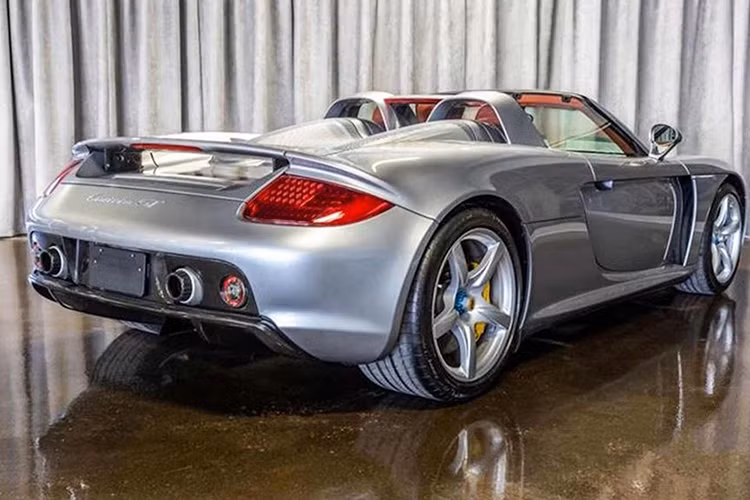 Chiếc Porsche Carrera siêu hiếm này đang được rao bán trên Auto Hebdo – một trang mua bán xe trực tuyến của Pháp. Mẫu xe này được sản xuất trong khoảng thời gian từ năm 2004 đến 2007 sau đó ngừng bán ra.