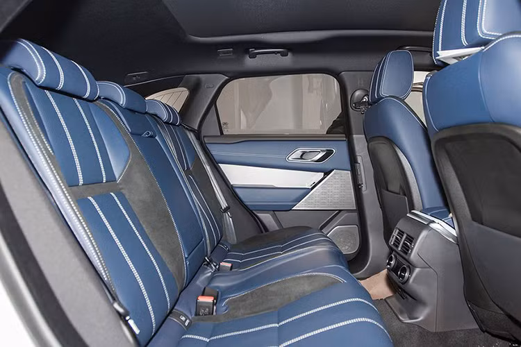 Theo phía Jaguar Land Rover cho hay, mẫu xe Velar mới này sở hữu không gian "rộng không tưởng cho mọi hành khách". Nằm phía trên trần xe là một cửa sổ trời Panorama siêu rộng, tăng thêm cảm giác thoáng đãng cho nội thất. Khoang hành lý của xe có thể tích 632 lít và có thể đạt 1731 lít nếu gập hàng ghế sau lại.