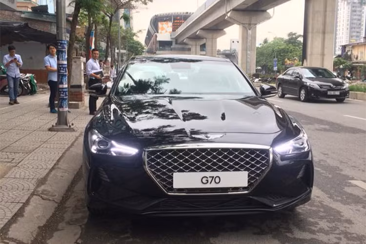 Phần đầu xe sở hữu lưới tản nhiệt có dạng kim cương nổi bật nối liền 2 cụm đèn pha dạng Bi-Xenon và logo G70 được đặt gần sát mép dưới của lưới tản nhiệt, hốc hút gió lớn nhằm tăng tính khí động học. Nắp ca-pô và hai bên sườn của xe là những đường gân nổi đầy “cơ bắp”.