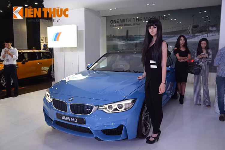 BMW với dàn mẫu Châu Âu đầy cá tính tại gian hàng của mình.