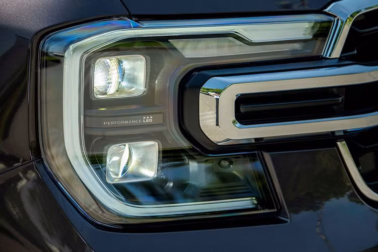 ADN thiết kế toàn cầu của Ford cũng được thể hiện rõ thông qua hệ thống đènLED Matrix hình chữ C lần đầu xuất hiện (trên bản cao nhất) và thanh lưới tản nhiệt to bản chạy ngang suốt chiều rộng của xe, tạo nên vẻ chắc chắn và nam tính.