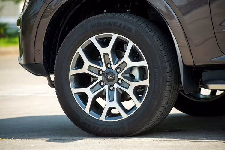 La-zăng của xe có kích thước 18 inch ở bản Ambiente tiêu chuẩn còn 3 bản còn lại đều là loại 20 inch, riêng mâm của 2 bản Titanium là 2 tông màu còn bản Sport là sơn đen.