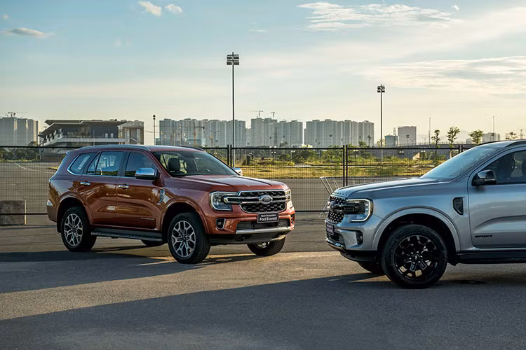Giá xe Ford Everest 2022 mới tại Việt Nam được ấn định khởi điểm từ 1,099 tỷ và cao nhất lên tới 1,452 tỷ đồng, vẫn thấp hơn một chút so với đối thủ trực tiếp là Toyota Fortuner (cao nhất 1,459 tỷ đồng). 