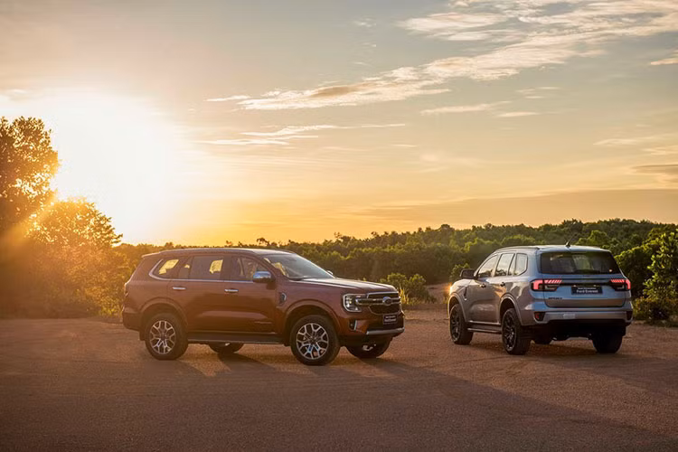 Ford Việt Nam đã chính thức giới thiệu thế hệ mới của Ford Everest, mẫu SUV 7 chỗ cỡ trung hiện đang được quan tâm nhờ nhiều điểm mới hấp dẫn. Cụ thể, Ford Everest 2022 mới sẽ được phân phối tổng cộng 4 phiên bản thay vì 3 phiên bản như trước đây, trong đó một lần nữa có thêm bản Ambiente tiêu chuẩn. 