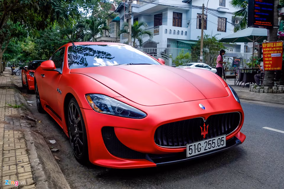 xe thể thao hạng sang Maserati Granturismo được thiết kế có nhiều điểm chung với "người anh em" Ferrari 599 GTB, thể hiện ở nắp ca-pô dài, thiết kế 2+2 chỗ ngồi. Xe được chủ dán một lớp decal mới màu đỏ nhám.