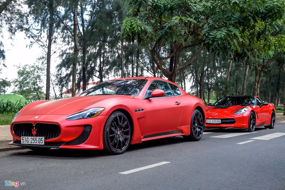 Maserati Granturismo là mẫu coupe bốn chỗ ngồi nổi tiếng của hãng siêu xe Italy. Chiếc xe này được chủ xe độ lại phong cách MC Stradale, với hốc gió lớn ở cản trước. Đỗ ngay phía sau là chiếc xe thể thao Chevrolet Corvette.
