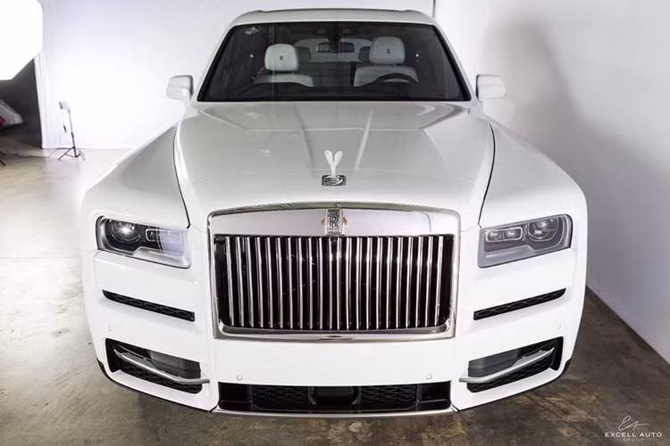 Hiện chưa rõ giá xe Rolls-Royce Cullinan của đại gia ngành nhựa này, tuy nhiên theo giới thạo tin thì với một người chơi xe sành sỏi như Minh Nhựa, chắc chắn chiếc xe này sẽ được cá nhân hoá với nhiều chi tiết đặc biệt. Theo nhà phân phối chính hãng Rolls-Royce tại Việt Nam cho biết; giá xe Rolls-Royce Cullinan khi mới về nước sẽ từ 41,277 tỷ đồng, với chế độ bảo hành 4 năm, không hạn chế số km.