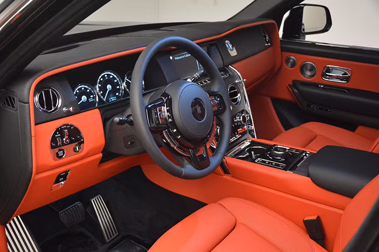 Cũng giống như nguồn gốc của xe, tuỳ chọn khoang nội thất của chiếc Rolls-Royce Cullinan này cũng là một ẩn số. Tuy vậy, cách đây ít lâu, đại gia Minh Nhựa đã từng đăng tải một bức ảnh về khoang cabin của Cullinan với tông màu nội thất đỏ kết hợp viền trắng cực cá tính.
