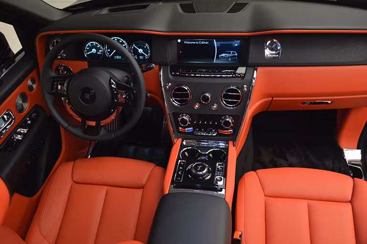 Thiết kế ghế lái của Rolls-Royce Cullinan 2019 có tính năng sưởi và thông khí để đảm bảo cảm giác thoải mái nhất cho người lái, bảng đồng hồ kỹ thuật số thế hệ mới nhất và vô lăng bọc da/ốp gỗ hàng hiệu.