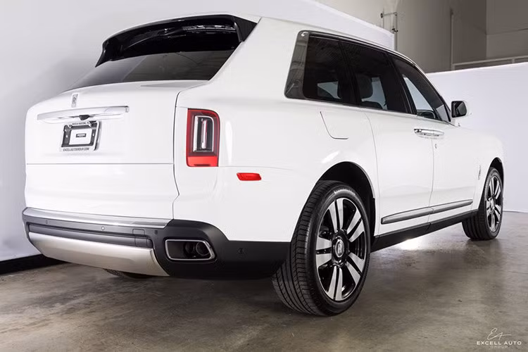 Là một trong những mẫu xe Rolls-Royce được mong chờ nhất, Cullinan là mẫu SUV đầu tiên của thương hiệu Anh quốc ra đời để cạnh tranh với những đối thủ như Bentley Bentayga và Range Rover. Xe ra đời từ cơ sở gầm bệ "Architecture of Luxury" hoàn toàn bằng nhôm đã từng lần đầu tiên ra mắt trên Phantom thế hệ mới. Ngoại thất xe khá đẹp mắt như nhiều mẫu xe siêu sang của thương hiệu Rolls-Royce.