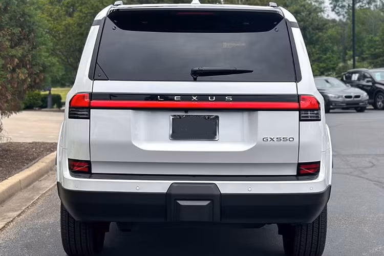 Một trong những khác biệt lớn của Lexus GX 2024 tại Việt Nam là gói công nghệ an toàn và hỗ trợ lái Lexus Safety Sense 3.0, gồm các tính năng ga tự động thông minh, cảnh báo tiền va chạm, hỗ trợ phanh khẩn cấp, cảnh báo lệch làn, hỗ trợ giữ làn, đọc biển báo,...