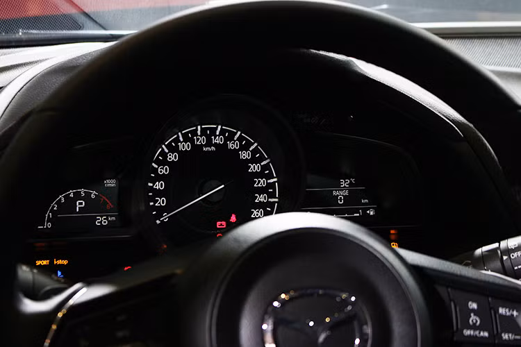 Mazda3 - 2017 được hãng xe Nhật Bản tích hợp hệ thống giải trí cao cấp Mazda Connect với màn hình cảm ứng 7’’ đa sắc, kết hợp cụm nút xoay điều khiển độc đáo. Màn hình hiển thị đầy đủ các thông tin về khả năng vận hành, hệ thống giải trí, danh bạ được đồng bộ từ điện thoại.