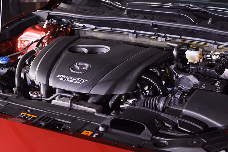 Với động cơ thế hệ mới này, Mazda đã hoàn toàn khắc phục được nhược điểm cũ và phù hợp với điều kiện sử dụng thực tế tại thị trường Việt Nam. Mazda3 - 2017 tập trung vào cải thiện hiệu năng của quá trình đốt cháy nhiên liệu bằng công nghệ phun xăng trực tiếp, với tỉ số nén cao lên đến (13:1), giảm 30% năng lượng mất mát do ma sát, giúp tiết kiệm nhiên liệu, đồng thời cải thiện mô-men xoắn.