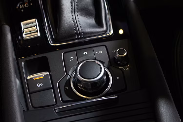 Mazda3 - 2017 được đánh giá cao nhờ hệ thống hỗ trợ kiểm soát gia tốc G-Vectoring Control (GVC) – Một bước đột phá của Mazda trong việc nâng cao sự ổn định thân xe. Hệ thống dựa vào các thông số vận hành như góc đánh lái, vận tốc xe để kiểm soát hoạt động của động cơ, từ đó điều chỉnh mô-men xoắn của động cơ một cách phù hợp và hiệu quả.