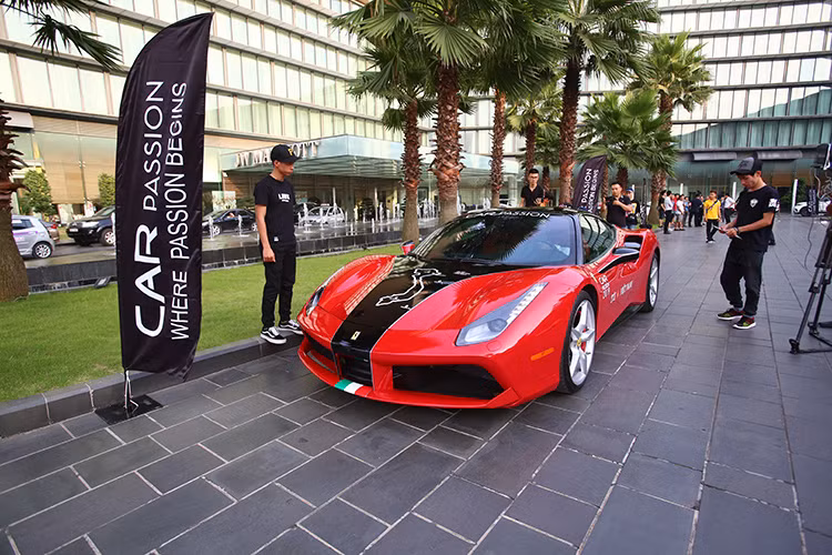Trong ảnh là chiếc siêu xe Ferrari 488 GTB màu đỏ rực mới được chủ nhân cho đi làm đẹp ngoại thất và lên đề can hành trình Car Passion 2019. Đây là chiếc Ferrari 488 GTB thứ 2 góp mặt vào hành trình siêu xe lớn nhất Việt Nam, Car Passion 2019. Chiếc đầu tiên là một siêu phẩm độ Ferrari 488 GTB Liberty Walk.