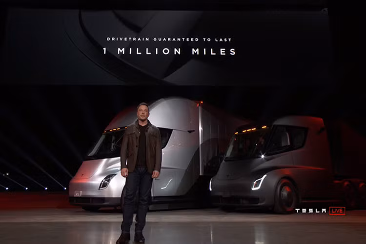 Hãng xe điện Tesla tại Mỹ vừa công bố giá bán chính thức cho mẫu xe đầu kéo chạy điện của mình. Theo đó, mẫu xe Tesla Semi Truck sẽ báo giá từ 150.000 USD cho phiên bản chạy được quãng đường 300 dặm (482 km) và 180.000 USD cho bản chạy được quãng đường 500 dặm (804 km).