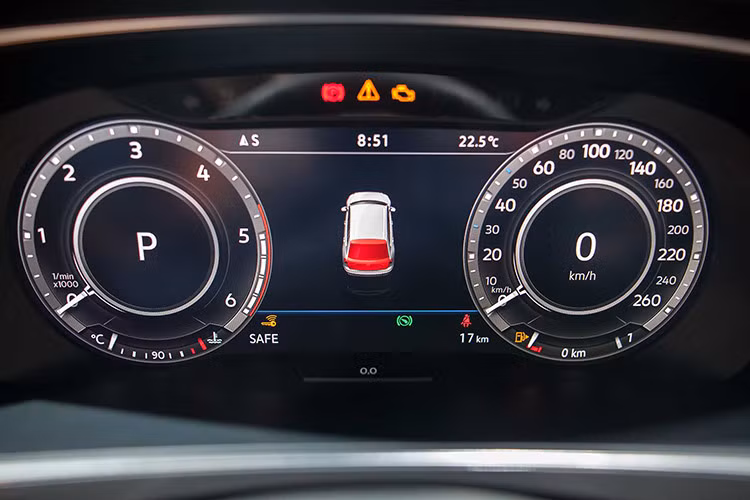 Các trang bị an toàn tiêu chuẩn của Tiguan Allspace 2018 mới bao gồm; hệ thống chống bó cứng phanh ABS, hỗ trợ lực phanh khẩn cấp BA, chống trược khi tăng tốc ASR, ổn định thân xe điện tử ESC, phanh đỗ chống trôi xe Auto-Hold, ECO start/stop tái tạo năng lượng phanh, hệ thống kết nối ghế an toàn cho trẻ em ISOFIX, cảnh báo suất lốp...
