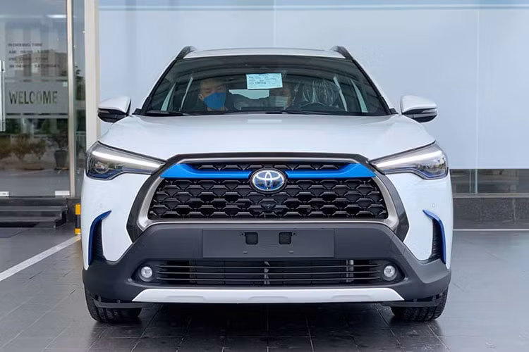 Trong tháng 4/2022, Toyota Corolla Cross có doanh số áp đảo hầu hết các mẫu xe khác với doanh số 2.299 xe bán ra thì tháng 5 vừa qua, mẫu xe này có doanh số giảm mạnh xuống còn 1.717 xe, giảm 582 xe so với trước đó và tụt xuống vị trí thứ 6 trong bảng xếp hạng. Toyota Corolla Cross ra mắt thị trường Việt Nam từ tháng 8/2020 và trở thành mẫu xe mới thành công nhất của Toyota Việt Nam khi thường xuyên có mặt trong top 10.
